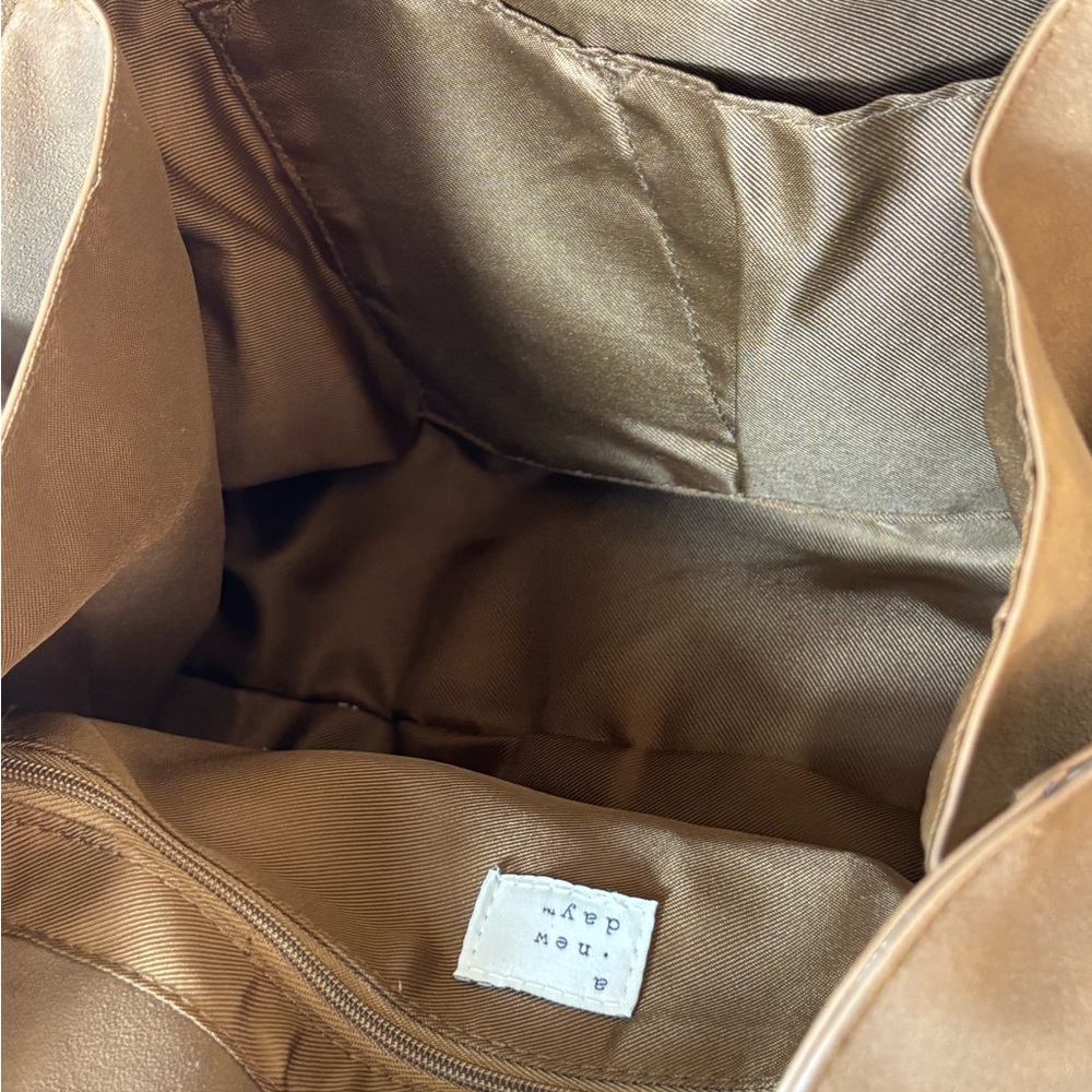 A New Day Brown Shoulder Bag Magnetic Closure Gold Hardware Inner Pockets - Picture 2 of 3